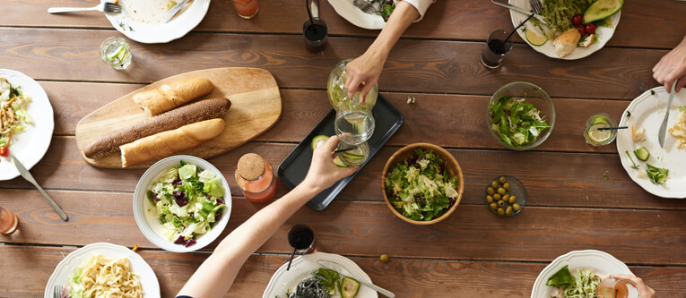 Φωτογραφία με τραπέζι μεσογειακής διατροφής. Προοτροπή για την πρόληψη καρκίνου